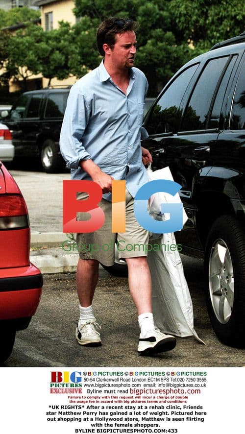 Matthew Perry Flirts with Shoppers After Rehab