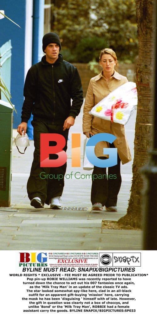 Robbie Williams out shopping with assistant