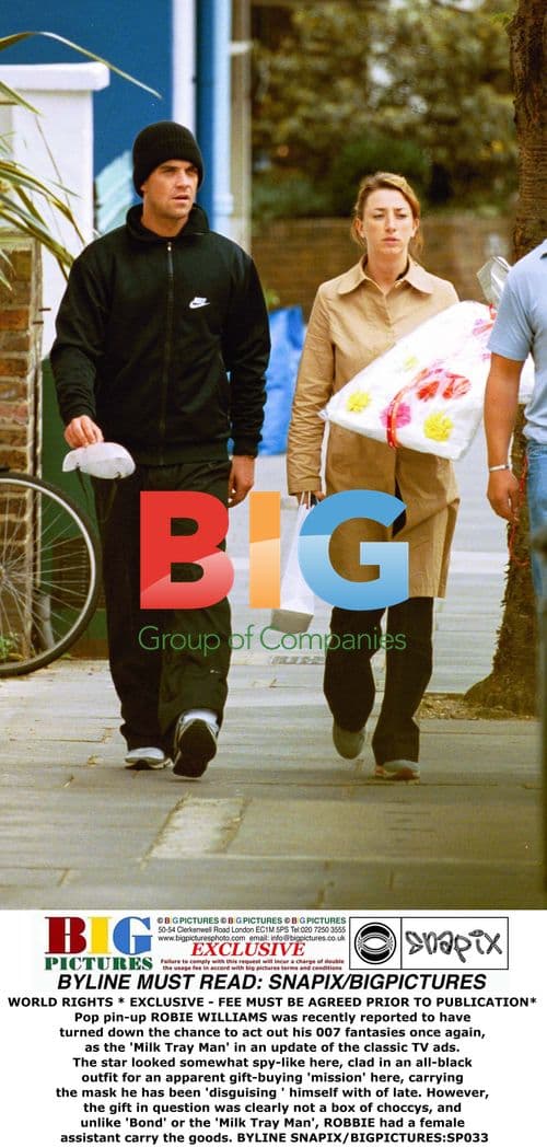 Robbie Williams Spotted on Gift Buying 'Mission'