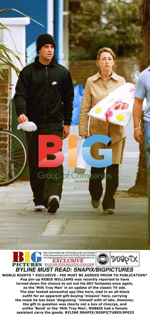 Robbie Williams Spotted on Gift Buying 'Mission'