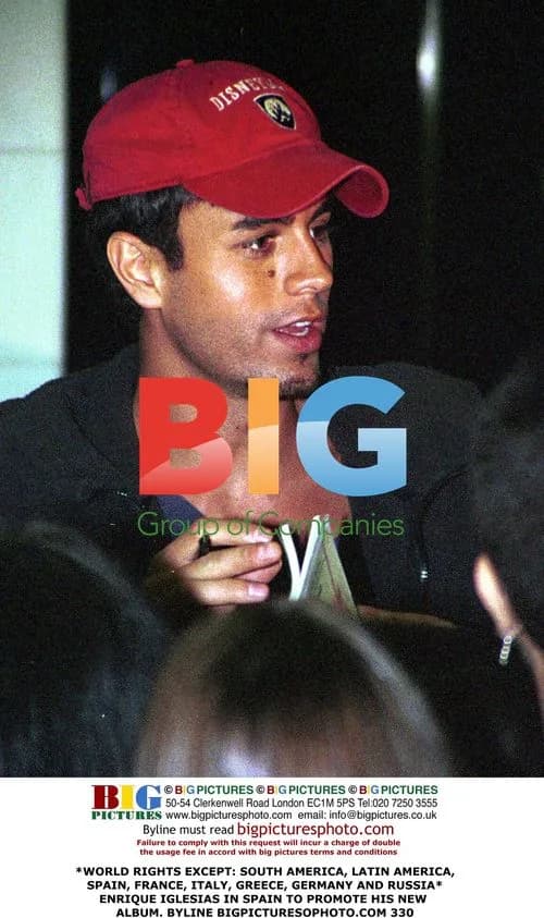 Enrique Iglesias Promotes New Album in Spain
