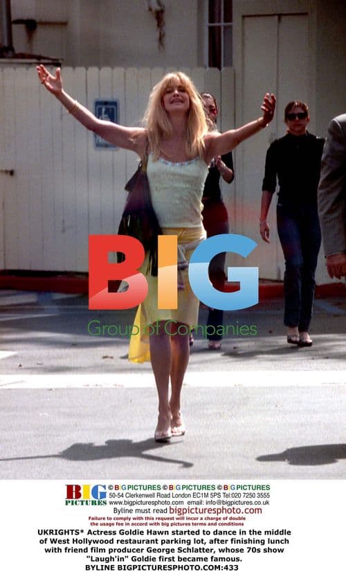 Goldie Hawn dances in restaurant parking lot