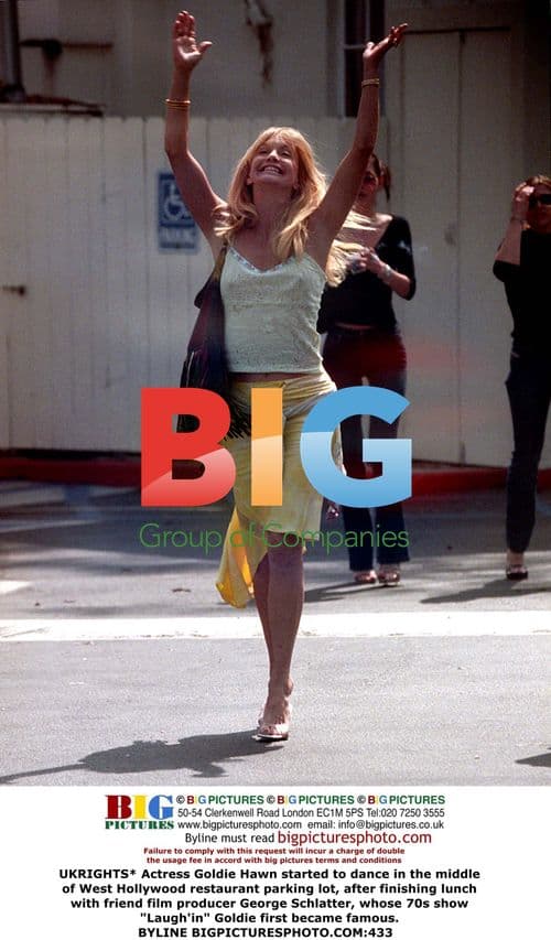 Goldie Hawn dances in restaurant parking lot