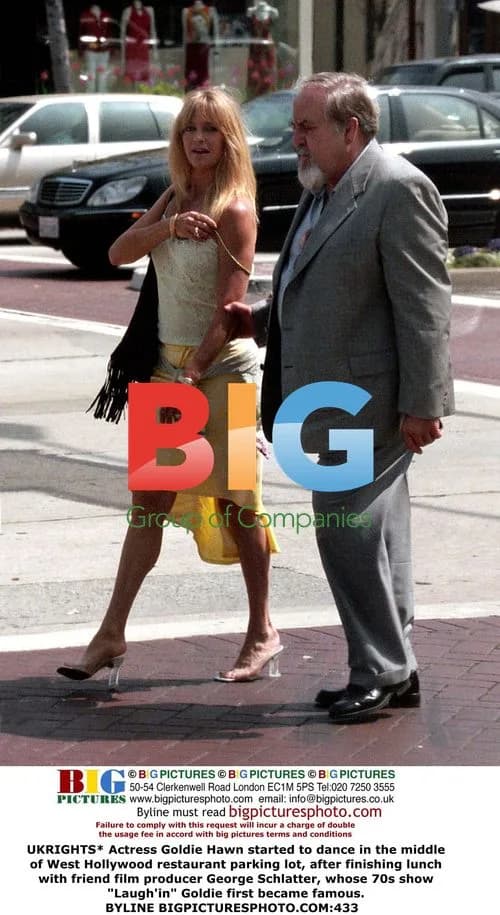 Goldie Hawn dances in parking lot after lunch