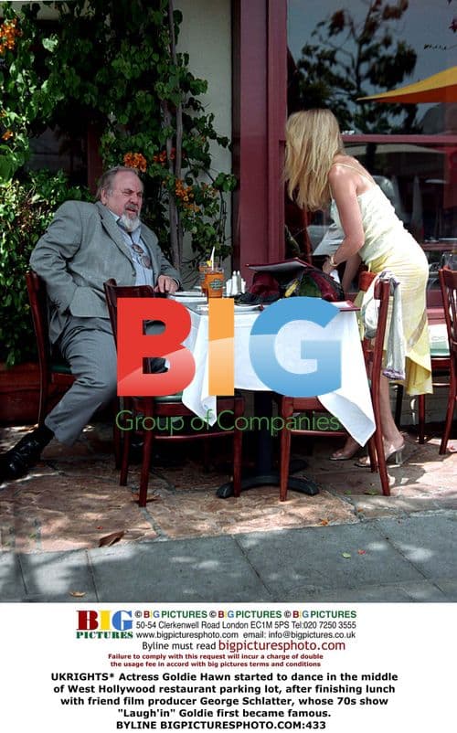 Goldie Hawn dances in restaurant lot
