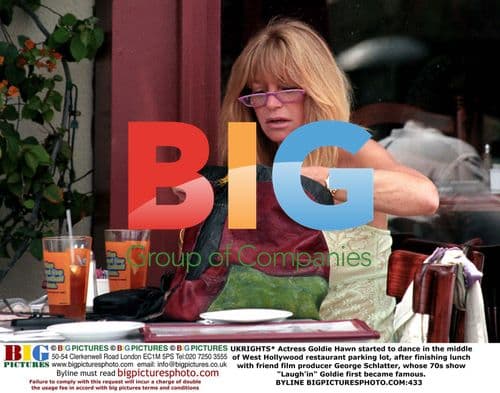 Goldie Hawn dances in restaurant parking lot