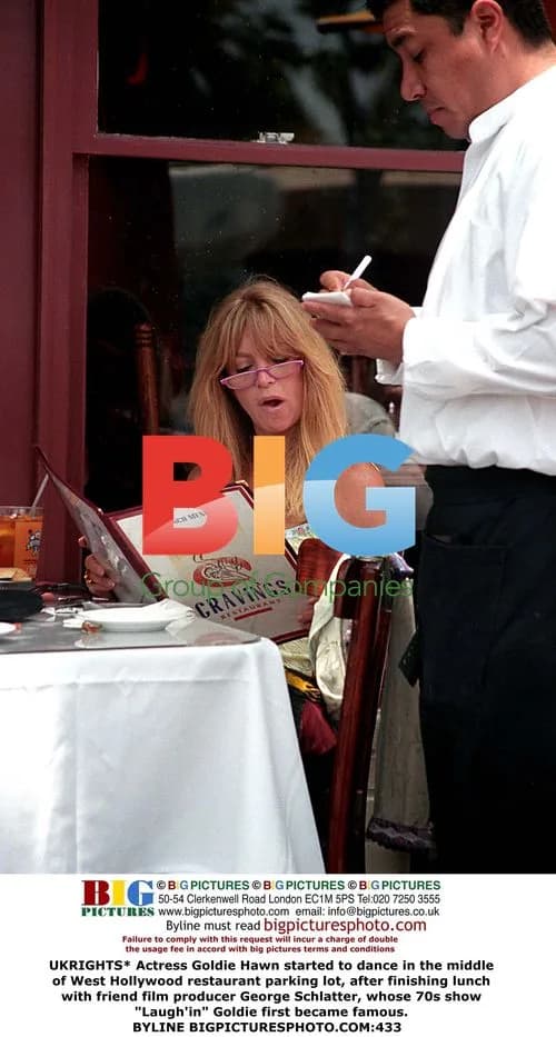 Goldie Hawn dances in parking lot after lunch