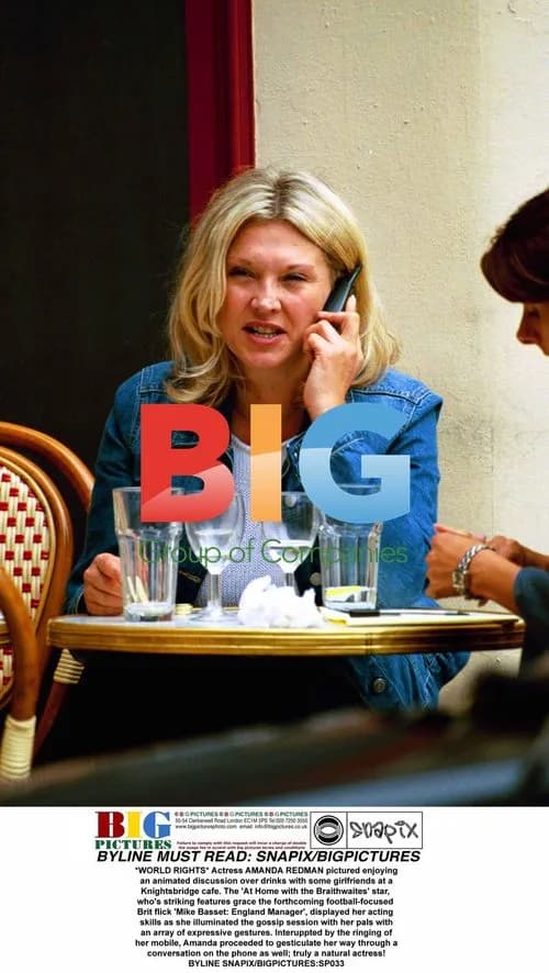 Amanda Redman Chatting with Friends at Cafe