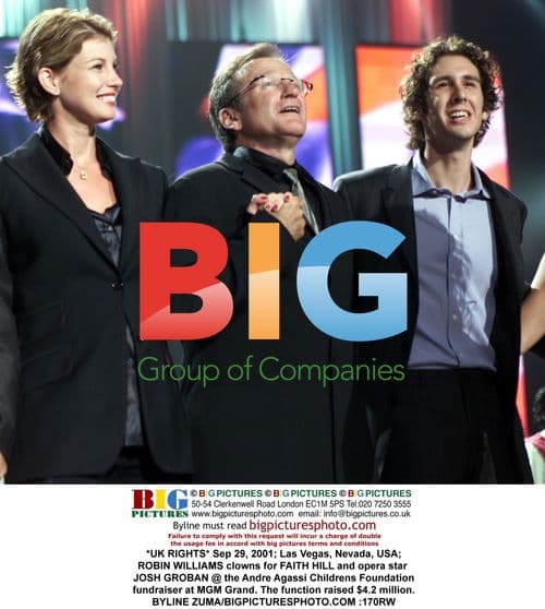 Robin Williams clowns for Faith Hill and Josh Groban