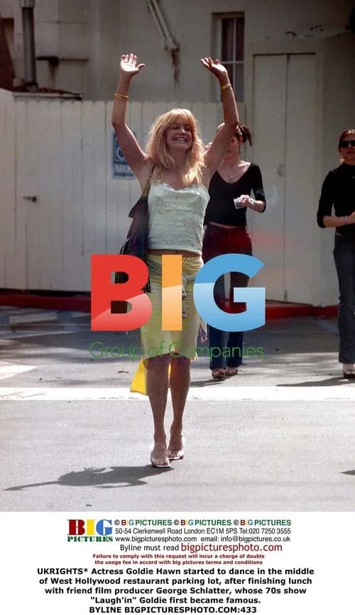 Goldie Hawn dances in restaurant parking lot