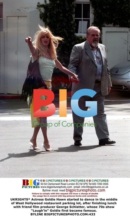 Goldie Hawn dances in restaurant parking lot
