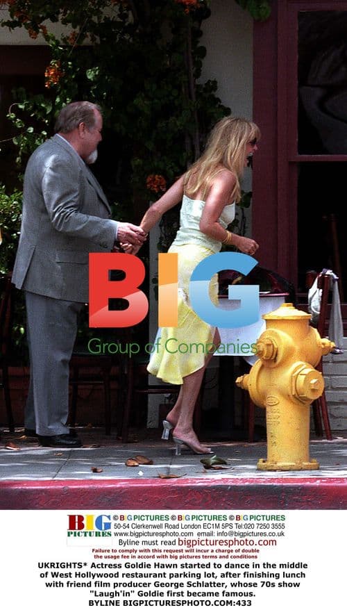 Goldie Hawn dances in restaurant parking lot