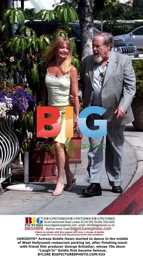 Goldie Hawn dances in restaurant parking lot
