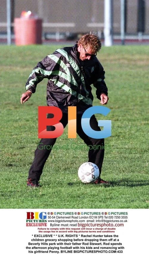 Rachel Hunter goes grocery shopping, Rod Stewart plays football with kids