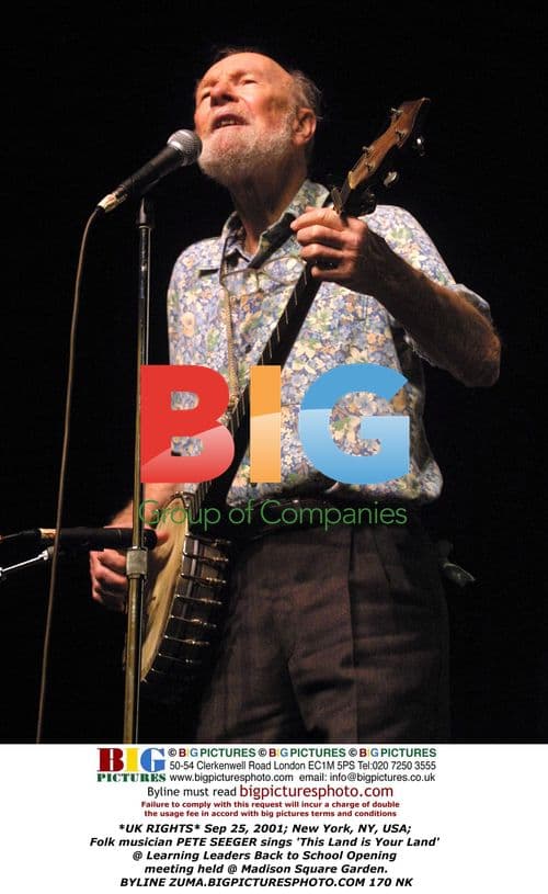 Pete Seeger sings at Learning Leaders event