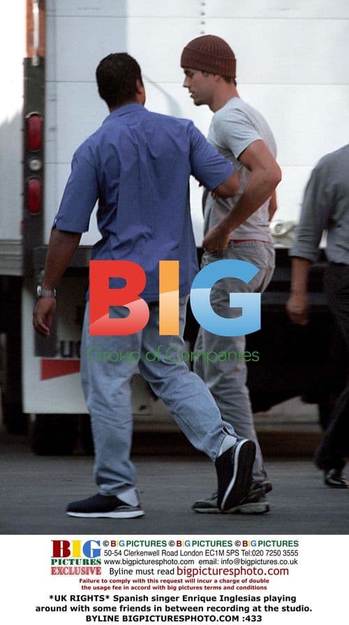 Enrique Iglesias Goofs Around in Studio