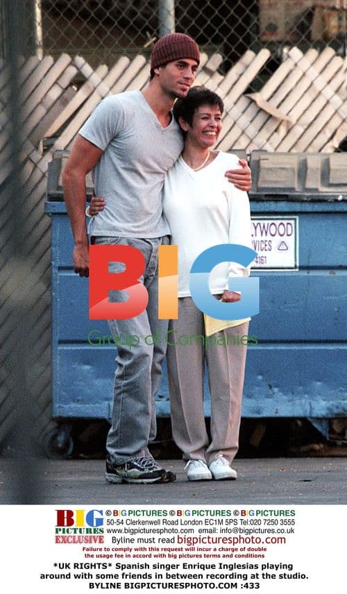 Enrique Iglesias Plays with Friends in Studio