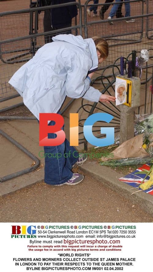 Mourners pay respects to Queen Mother at St James Palace