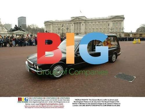 Queen Mum's coffin driven past Buckingham Palace
