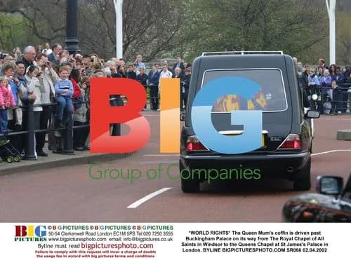 Queen Mum's coffin driven past Buckingham Palace