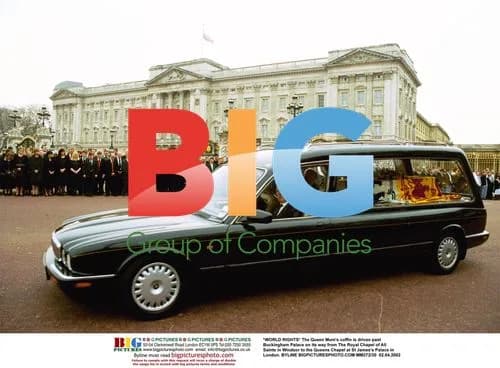 Queen Mum's coffin driven past Buckingham Palace