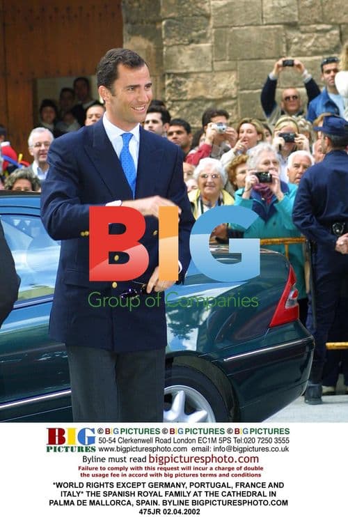 Prince interacts with crowd at Palma de Mallorca