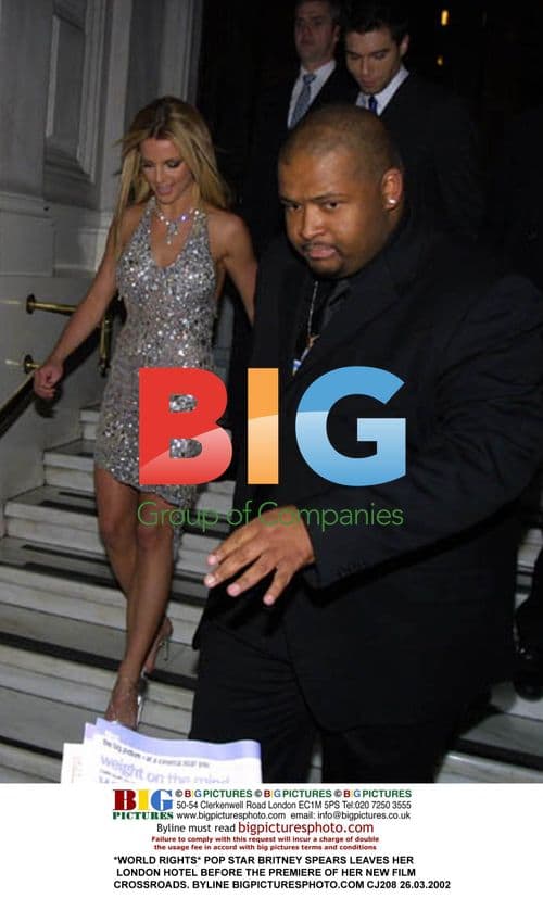 Britney Spears Leaves London Hotel