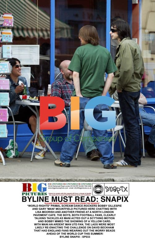 Primal Scream Musicians Chat Over Drinks