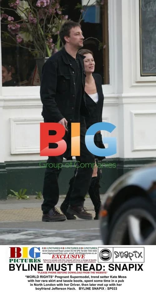 Pregnant Kate Moss Hangs With Boyfriend