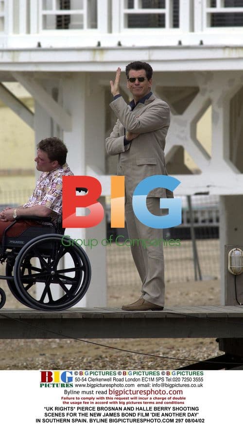 PIERCE BROSNAN and HALLE BERRY on set of 'DIE ANOTHER DAY'