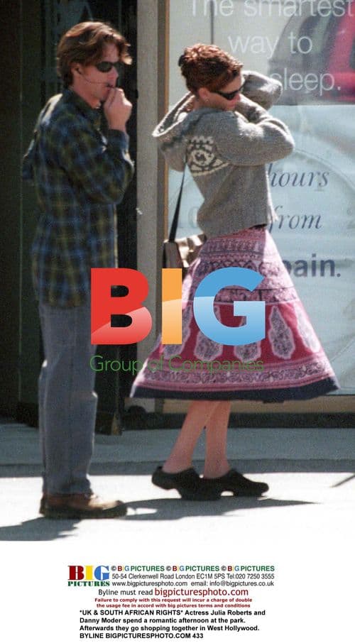 Julia Roberts and Danny Moder's romantic park outing