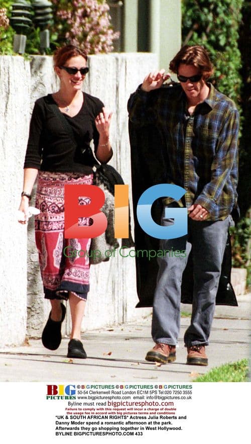 Julia Roberts and Danny Moder's romantic park outing