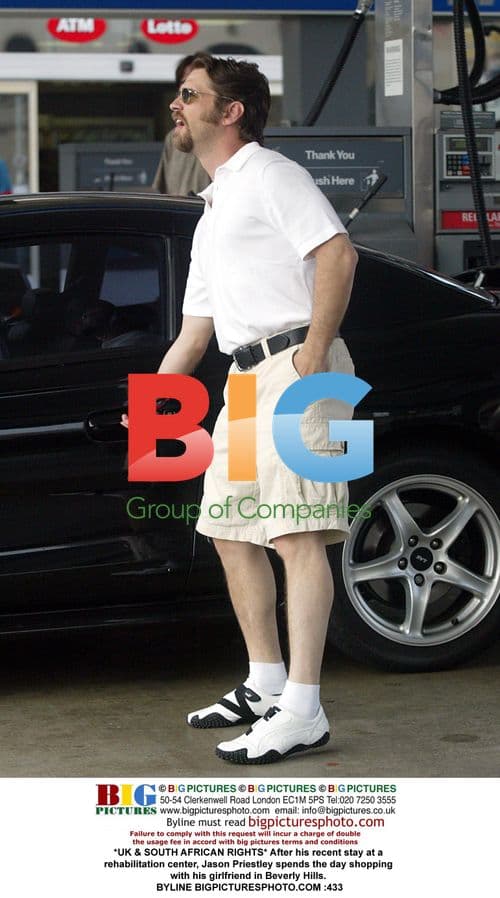 Jason Priestley Shopping with Girlfriend