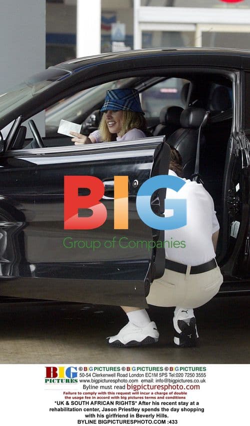 Jason Priestley shopping with girlfriend in Beverly Hills