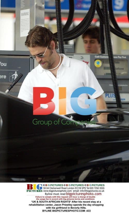 Jason Priestley shops with girlfriend in Beverly Hills