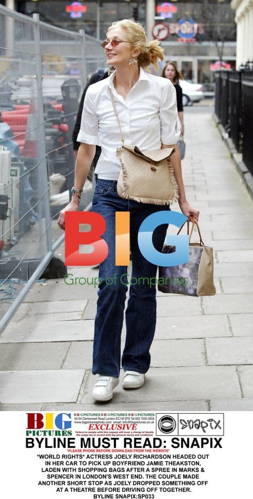 Joely Richardson Shops with Boyfriend