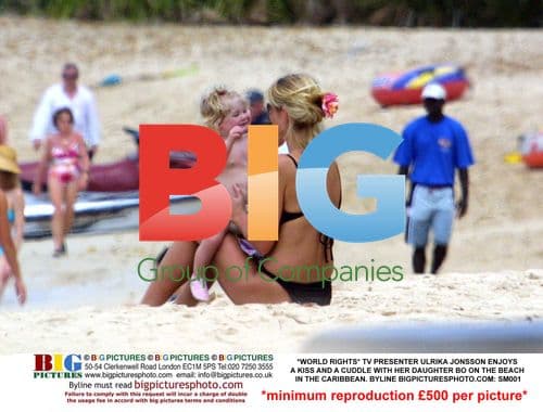 Ulrika Jonsson kisses daughter Bo on Caribbean beach