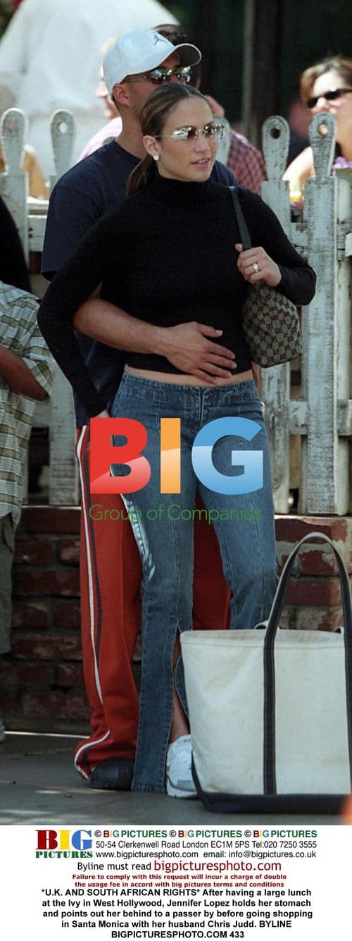 Jennifer Lopez points out stomach after lunch