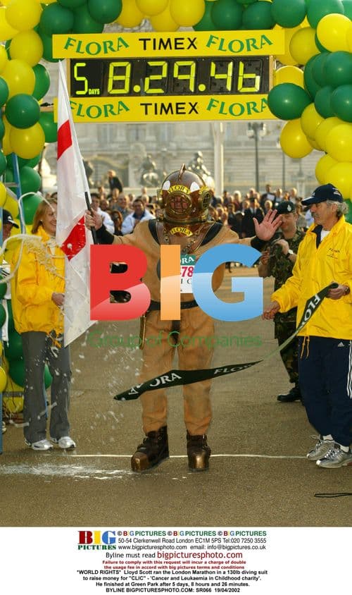 Lloyd Scott completes London Marathon in diving suit