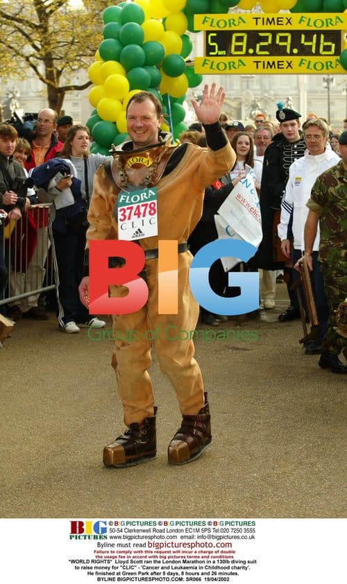 Lloyd Scott runs London Marathon in diving suit