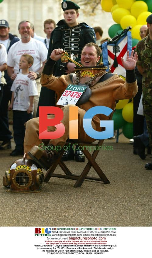 Lloyd Scott runs London Marathon in diving suit