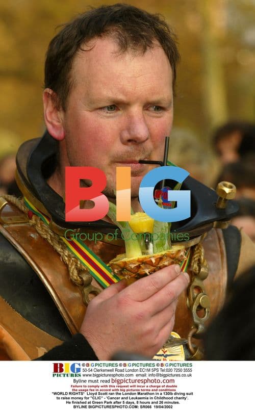 Lloyd Scott runs London Marathon in diving suit