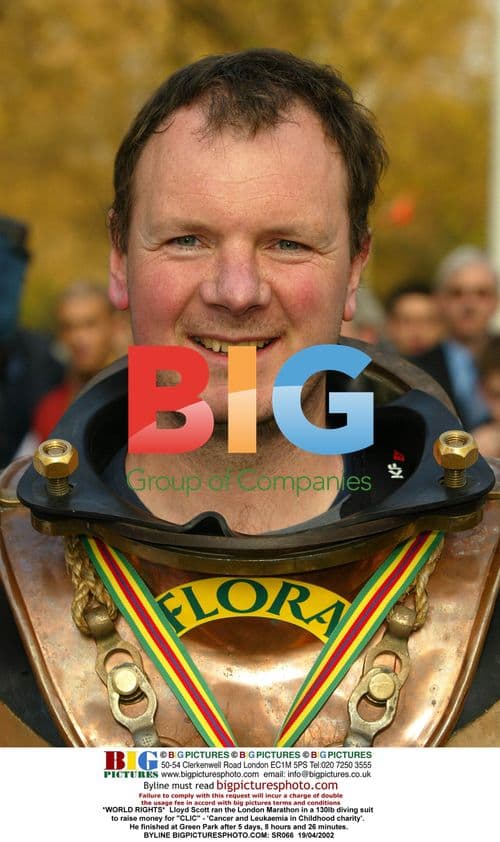 Lloyd Scott completes London Marathon in diving suit
