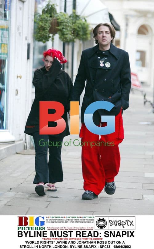 JAYNE AND JONATHAN ROSS STROLL IN LONDON