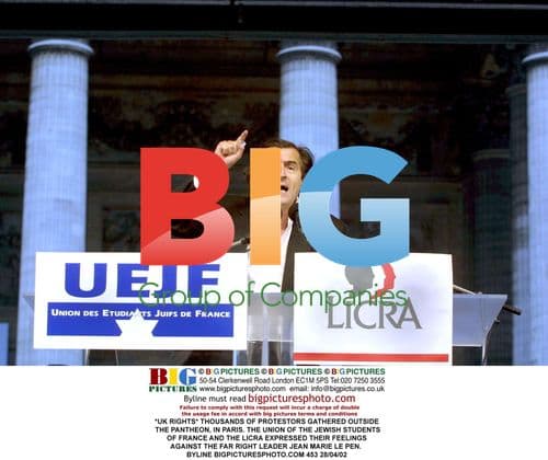 Thousands Protest Against Le Pen in Paris