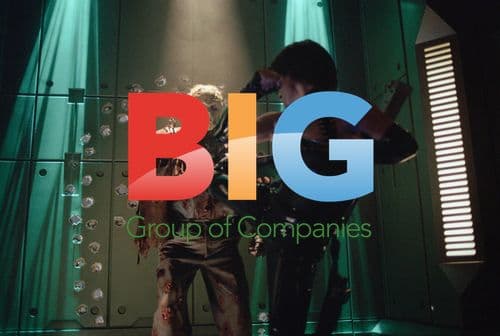 Lisa Ryder battles Kane Hodder as Jason Voorhees