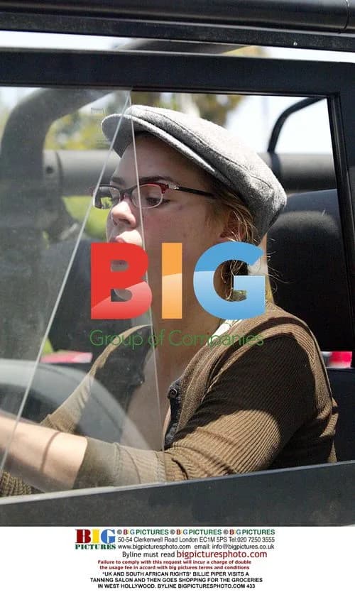 Billie Piper visits tanning salon, goes shopping