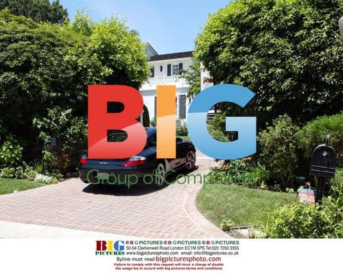 Renee Zellwegger takes break to shop and get drink