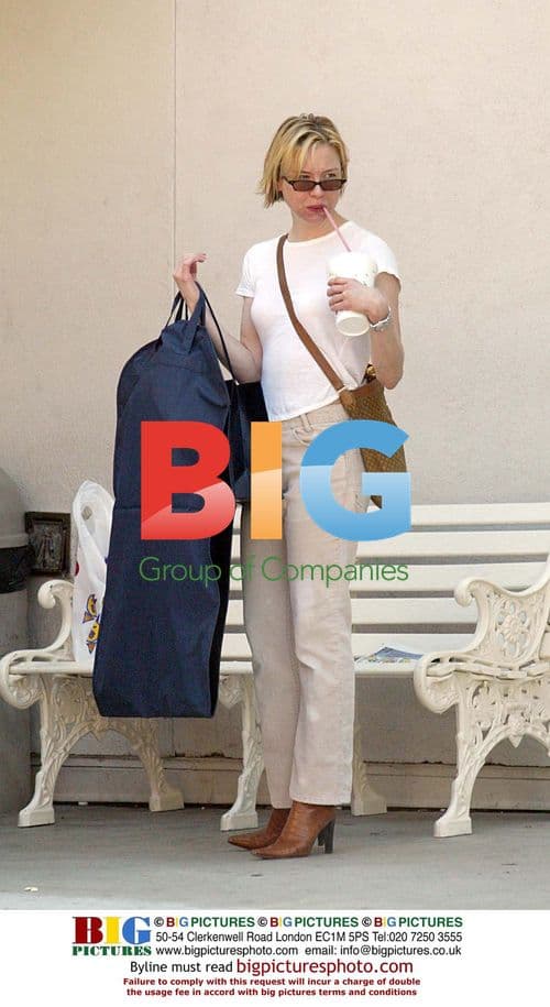 Renee Zellwegger shopping in LA
