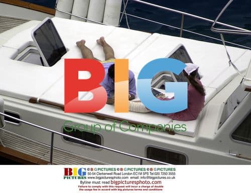 Spain's PM Aznar and family vacation in Menorca